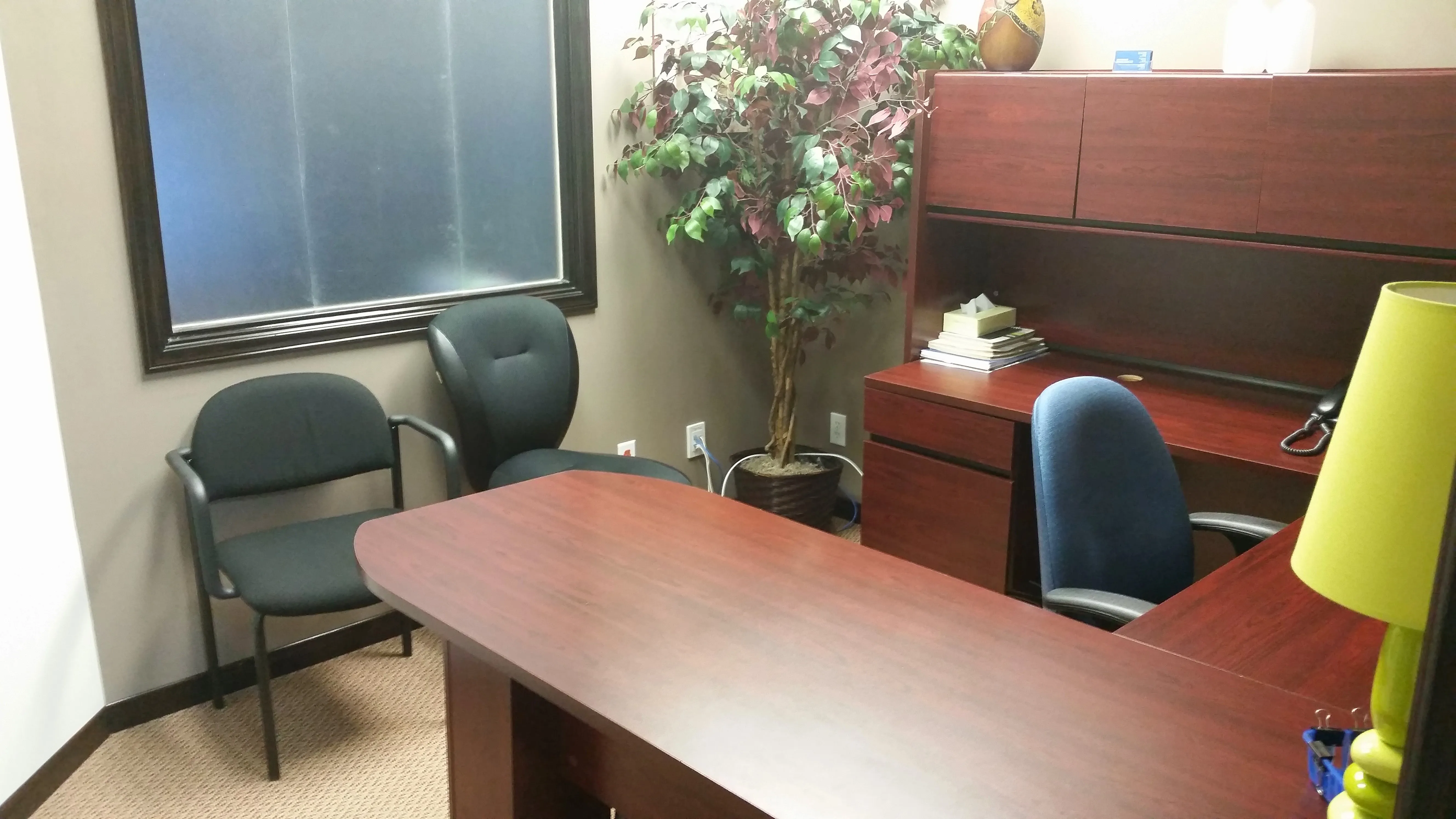 Bureau fermé avec table de conférence