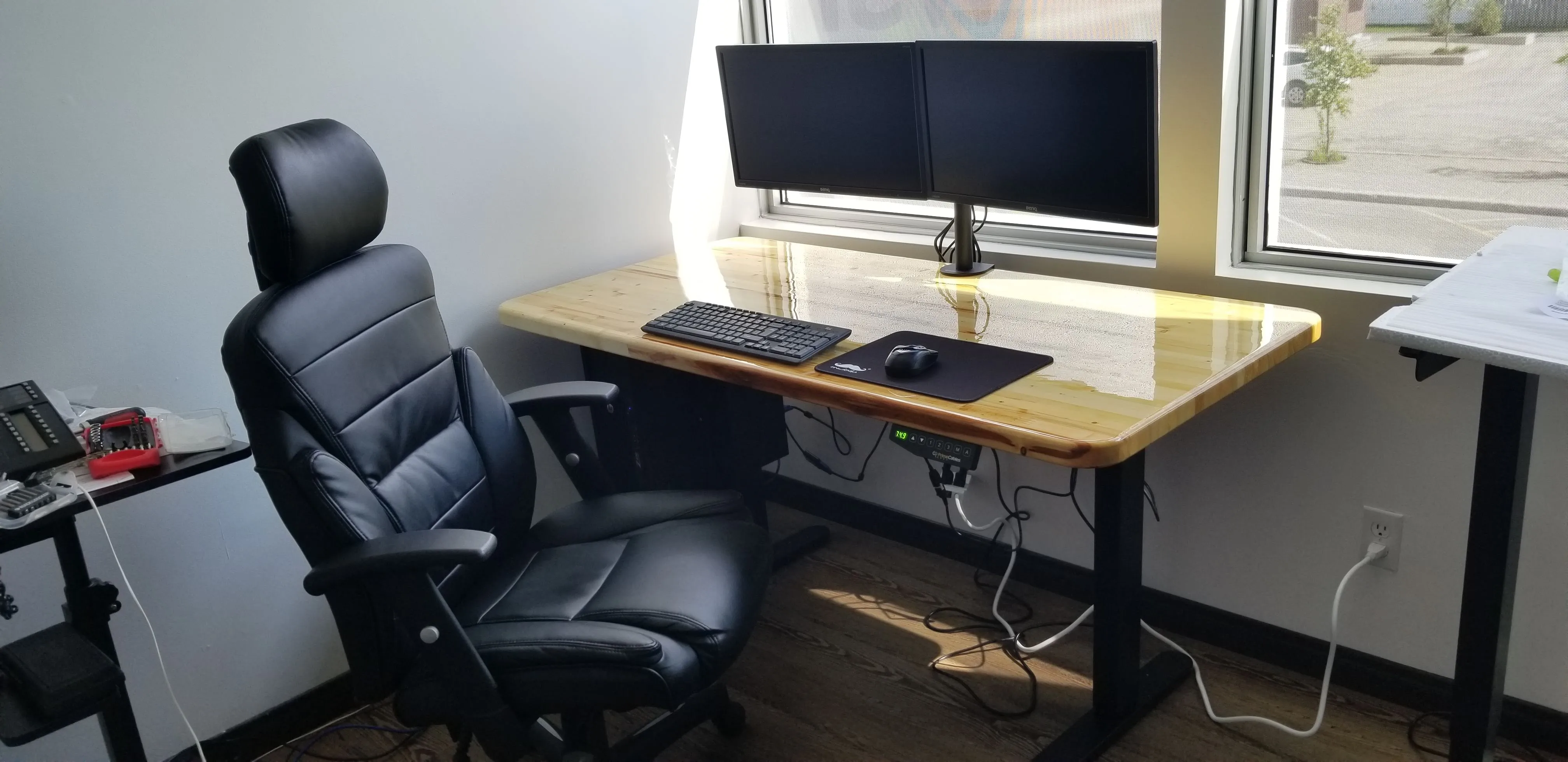 Bureau de travail près d’une fenêtre