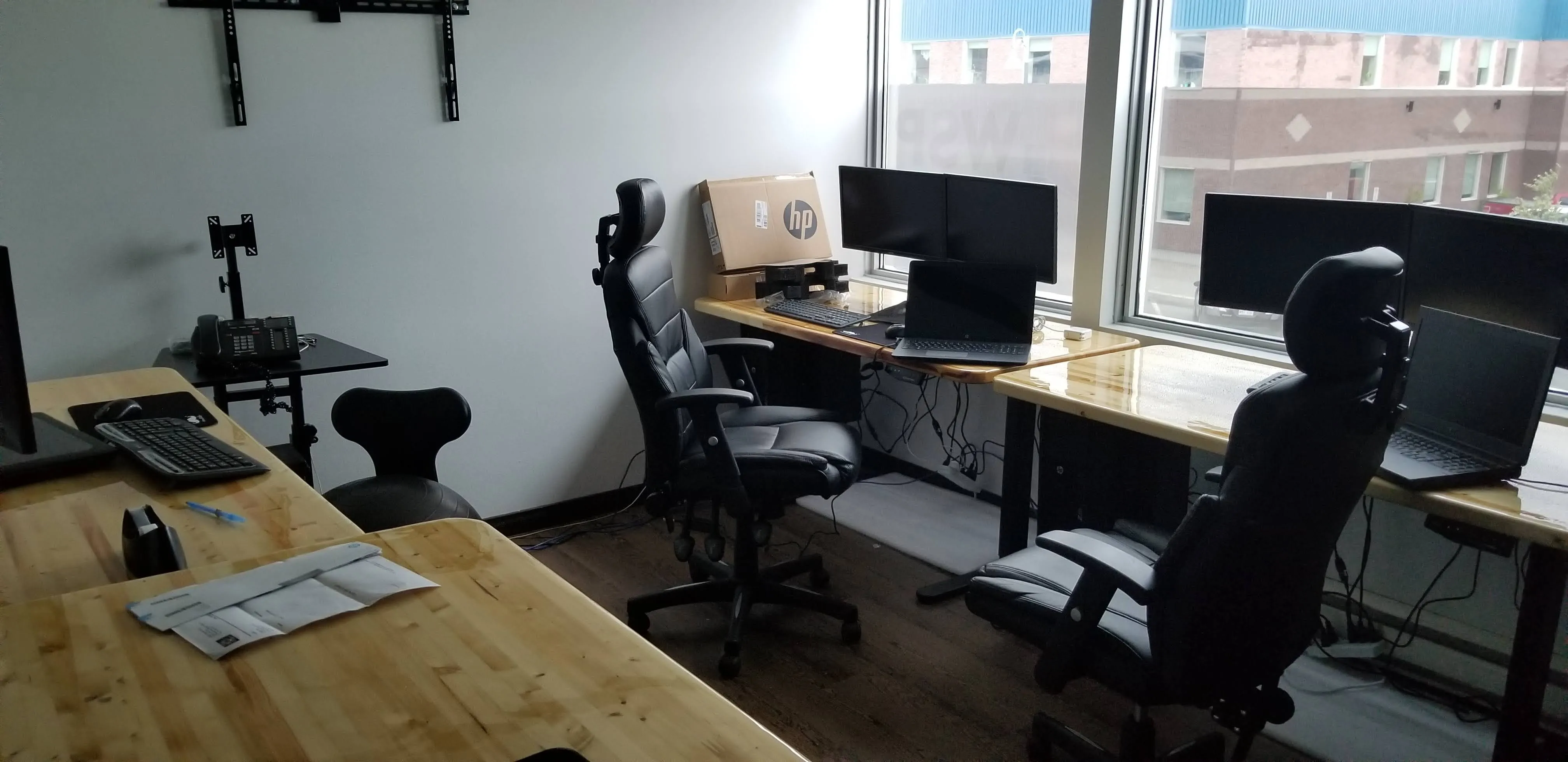 Bureau près des fenêtres